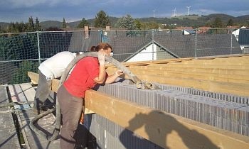 isorast Haus selber bauen und Wand mit Beton befüllen